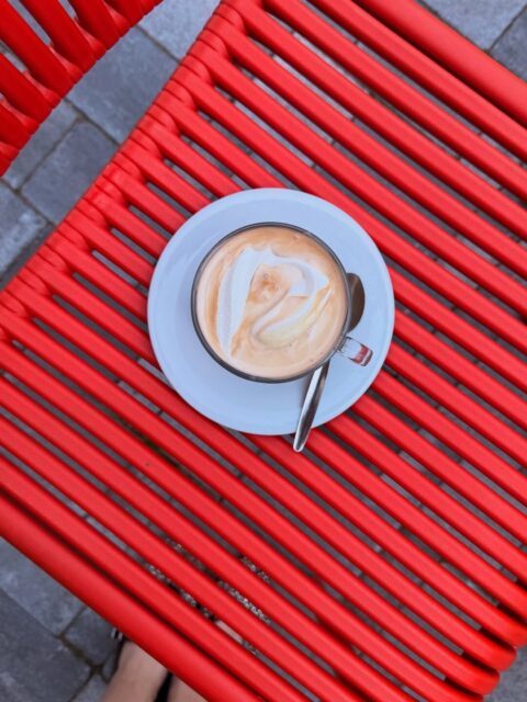Naša mala oaza mira 🌿☕Baštica skrivena među drvećem, stvorena je za uživanje. Dok vi ispijate s