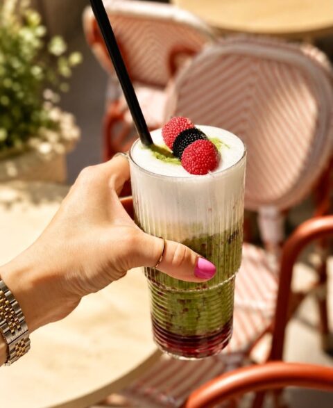 Pauza koja ima ukus leta. 🍓𝑹𝒂𝒔𝒑𝒃𝒆𝒓𝒓𝒚 𝒎𝒂𝒕𝒄𝒉𝒂 𝒍𝒂𝒕𝒕𝒆 te čeka u Tries Kecu.☀️